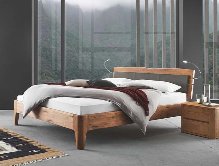 Oak Line_Modul 18 mit Fssen Xylo und Kopfteil Naturo L_Arona Kissen_Wildeiche_natur_gebrstet_gelt_750x570px