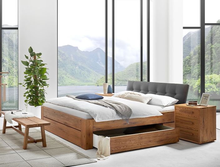 Bettrahmen Function Line_Cassone_Campiglio_Milieu_Turina_Cessina_Claudio-anthracit_Calmo_Wildeiche-natur-gebuerstet-geoelt_Casual-carbon_offen_Hasena 750x570px