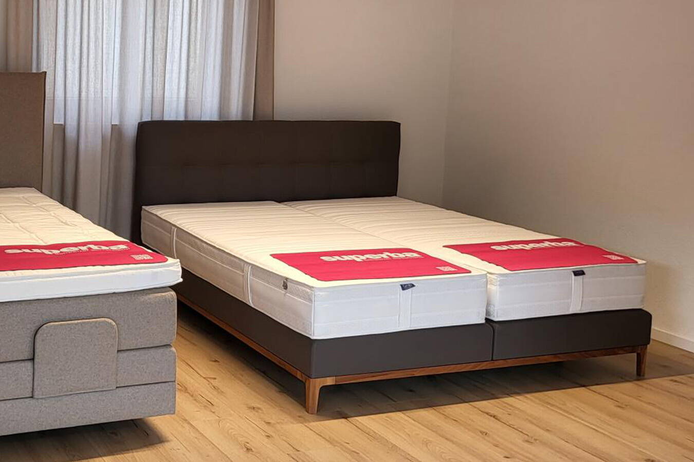 Superba Boxspring mit Nussbaum Holzrahmen ab Winterthur