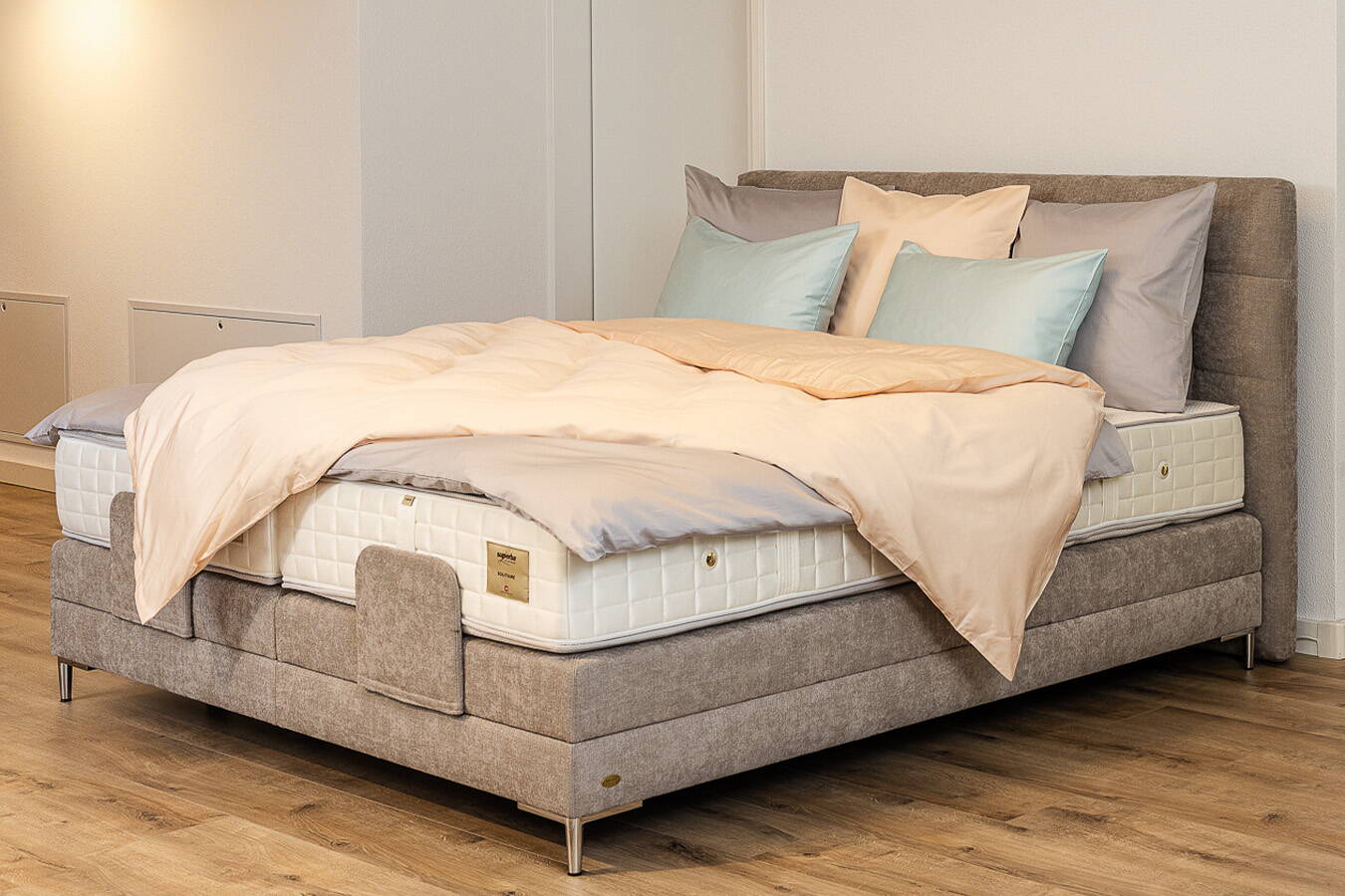 Superba Atelier Suisse Bett mit Kopfteil Cross ab Luzern